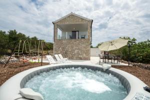 Bazén v ubytování Holiday Home Drvenik nebo v jeho okolí