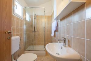 Koupelna v ubytování Holiday Home Drvenik + 37 fotografií
