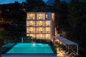 O vedere a piscinei de la sau din apropiere de Noemia Apartments