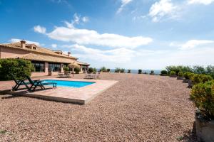 The swimming pool at or close to Casa Alta Finca El Revuelo