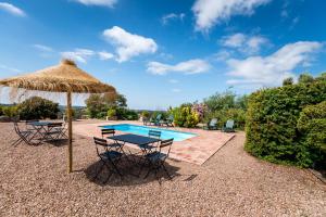 The swimming pool at or close to Casa Alta Finca El Revuelo
