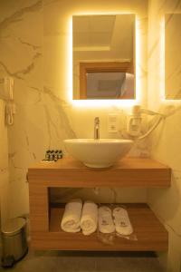 Ett badrum på Divares Luxury Hotel