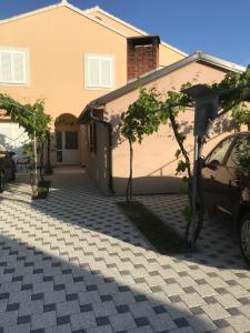 un coche aparcado frente a una casa en Villa Maria, en Zadar