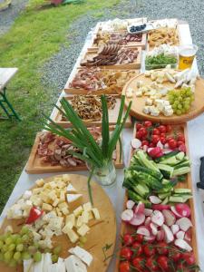 una mesa llena de diferentes tipos de aperitivos y verduras en CASA HOBAN, en Baia Mare