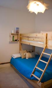 a bedroom with a bunk bed with a ladder at Entheos in Lerín