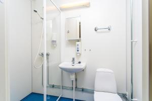 A bathroom at Easy Home Apartments