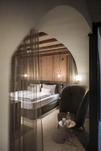 A bed or beds in a room at Altstadthotel Weisses Kreuz