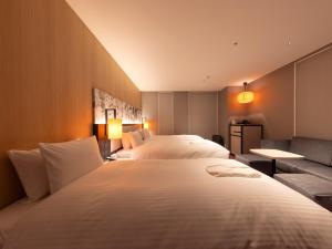 Hotel Forza Kyoto Shijo Kawaramachi tesisinde bir odada yatak veya yataklar