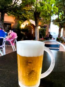 una taza de cerveza sentada en una mesa en Hotel Suiza, en Bronchales