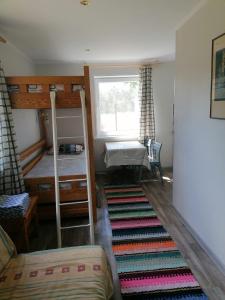 雲特史比斯的住宿－Saulespuķe，一间设有双层床和地毯的房间