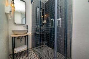 un bagno con lavandino e doccia in vetro di CEMAL ALAÇATI BUTİK HOTEL ad Alaçatı Altre 49 foto