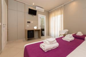 um quarto com 2 camas e toalhas em Bed and Breakfast Marlè em Agropoli