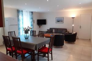 ein Wohnzimmer mit einem Tisch und einem Sofa in der Unterkunft appartement 4 pers dans longère à 800m de la plage in Plouhinec