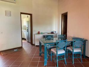 a table and chairs in a room with a kitchen at Casa Francesca Puntaldia in San Teodoro