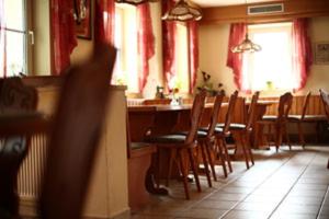 een eetkamer met een tafel en stoelen bij Gasthaus zur Linde in Dombühl