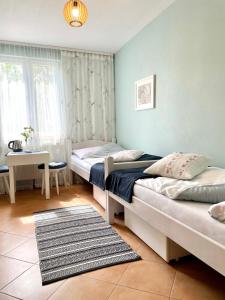 比斯庫平的住宿－Przystań Biskupińska，一间卧室配有两张床和一张桌子