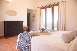 ein Schlafzimmer mit einem Bett und einem Tablett mit Essen drauf in der Unterkunft Locanda Rurale Lu Salconi in Bassacutena
