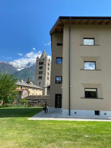 um edifício com uma montanha ao fundo em Chaligne Suite em Aosta