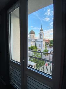 widok na kościół z okna w obiekcie D&M Apart Lipowa 12 w mieście Białystok