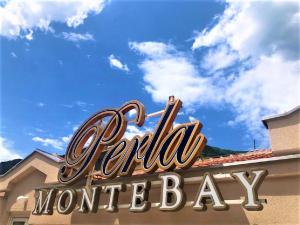 Certificato, attestato, insegna o altro documento esposto da Montebay Perla