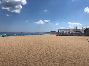 piaszczysta plaża z budynkiem i oceanem w obiekcie Котедж біля моря w Odessie