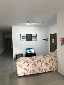 Sjónvarps- og/eða afþreyingartæki á Luqa Apartment - 5 mins from Airport