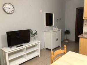 TV a/nebo společenská místnost v ubytování LAS CALMAS