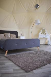 um quarto com uma cama numa tenda em Glempings Velo Latgale em Izvalta