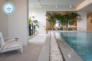 สระว่ายน้ำที่อยู่ใกล้ ๆ หรือใน The Rise Suites Hotel, Chiang Mai - SHA Extra Plus