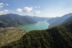 Imagen de la galería de Appartamento A 2 passi dal Lago Idro Lake, en Bondone 10 fotos más