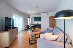 Una televisión o centro de entretenimiento en Artisa Riia Str 22A Luxury apartment