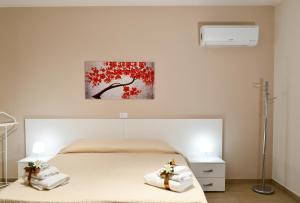 1 dormitorio con 1 cama con toallas en Casa Marconi Ribera, en Ribera