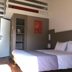 Rúm í herbergi á Hotel Cristol