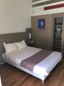 Rúm í herbergi á Hotel Cristol