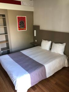 Rúm í herbergi á Hotel Cristol