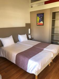 Rúm í herbergi á Hotel Cristol