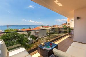 a room with a balcony with a view of the ocean at Apartmani Arapovic in Baška Voda