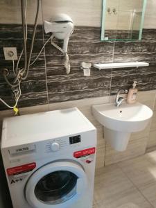 ein Badezimmer mit Waschmaschine und Waschbecken in der Unterkunft Dalaman Airport Daltur Aparts in Dalaman