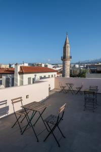 un grupo de sillas sentadas en la azotea en Al Daliani Minaret Rooms en La Canea