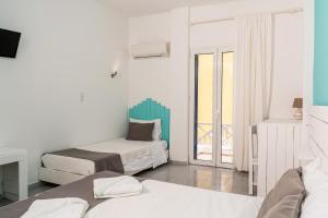 Una cama o camas en una habitación de Ikaros