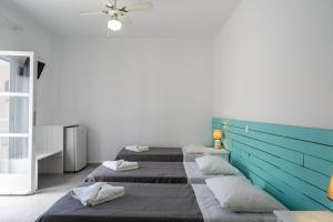 Una cama o camas en una habitación de Ikaros