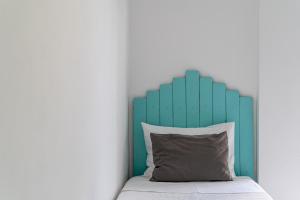 Una cama o camas en una habitación de Ikaros