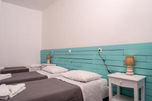 Una cama o camas en una habitación de Ikaros
