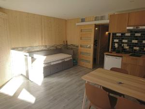 - une cuisine avec un lit et une table dans une chambre dans l'établissement La Croisette, à Mont-de-Lans 4 autres photos