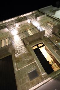 einen Ausblick über ein Gebäude in der Nacht in der Unterkunft Terra di Puglia in Mola di Bari