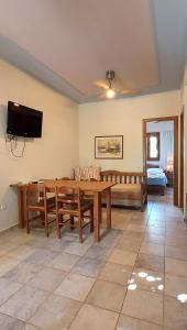 Μια τηλεόραση ή/και κέντρο ψυχαγωγίας στο Doma Apartments 