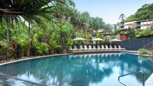 בריכת השחייה שנמצאת ב-Private Retreat in the heart of Noosa או באזור