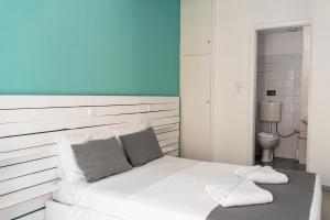 Una cama o camas en una habitación de Ikaros