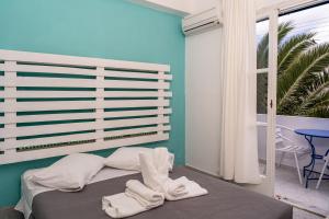 Una cama o camas en una habitación de Ikaros