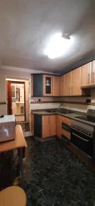 Kuchyňa alebo kuchynka v ubytovaní Moclinejo House + 37 fotografií
